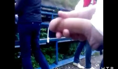 Fata cu fundul mare pe canapea neagră renunță la xxx cu fete sexy doi bărbați