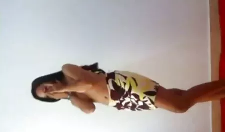 Purtând pantaloni albi și un costum de baie negru porno cu fete romance în fața unei camere ascunse.