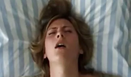 Descuraja Rusoaica cu talie subțire clipuri sexi gratis și sânii mici