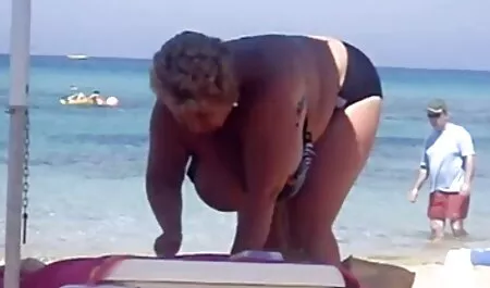 Alice, fete blonde dezbracate cu părul ei lung, îi place să vorbească despre sex.