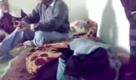 Bărbații excitați s-au angajat babe care fac dragoste activ în auto-masturbare și stropirea semințelor.