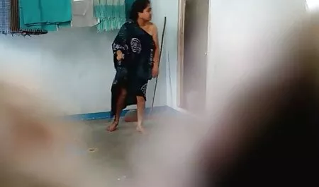 O femeie frumoasă de culoare stând pe fața unui bărbat sexy braileanca film alb