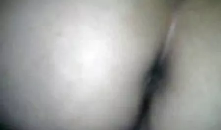 O fată cu ochi mari este fericită să sugă cocoși și intră în filme sexigratis anusul ei pe canapeaua roșie.