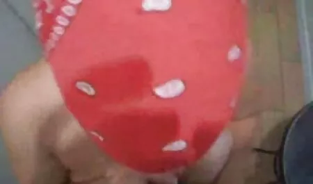O fată de ridicare prietena lui rod cu futacioase mici gura ei și oferindu - se să-l în puroi în grădină