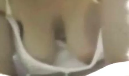 Tip mananca adult Prietena cu degetele în timp ce femei futute in grup ea se fute vaginul ei cu o jucărie sexuală