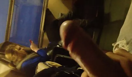 Tatuat de sex filme xxx la sala masculin lins o femeie grasă oferindu-i gura și acolo pe canapea