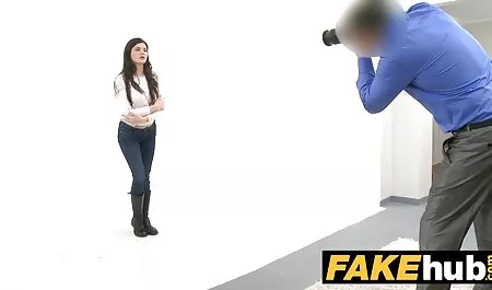 O brunetă babe sug pula frumoasă cu țâțe mari dă o muie unui bărbat în baie.