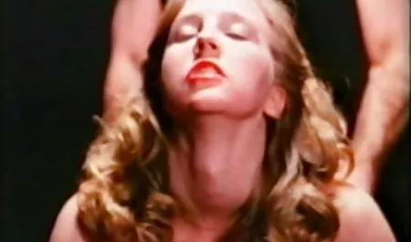 Pictat Blonda în rochie albastră filme porno cu brunete la masaj trage cu antrenorul