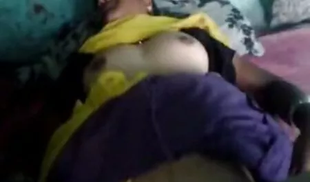 Blonda depravată futut filme sexi online în gură și apoi futut în vagin.
