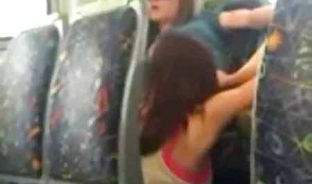 Curva suge cocoșul negru printr-o gaură din filme porno puștoaice perete.