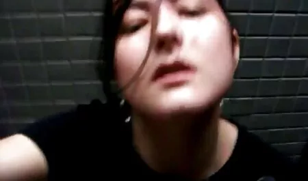 Bărbat excitat cu yoga și împerechere cu ea. sexcubrunete