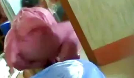 Doi negrese cu tite mari dintre mireasa au sex cu swinging tip.