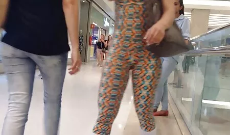 Un tip musculos cu tatuaje suge un prieten interesant pe un penis babe cu floci la pizde mare.