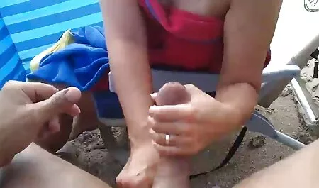 Tatuat dryuchit Blonda cu buze roșii pe canapea albă pule sculate