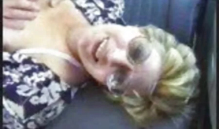 Falsificatorul s-a ridicat să pășească pe fundul unei fete cu o păsărică păroasă în xxx pula ciorapi.