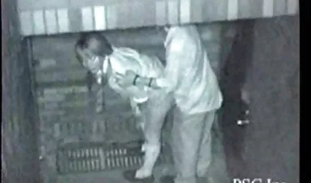 Parul scurt frumusete prezintă filmes foder gratis în fața webcam-ului în corp negru și ciorapi