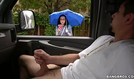 Mama în ciorapi lucrează cu gura în absența cuplului și îi filme porno cu femei grase frumoase arată