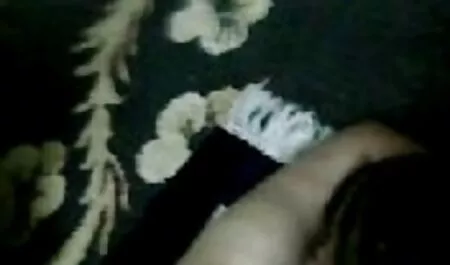 Bătrâna atrage un futai cu curve romance tânăr lângă pat.