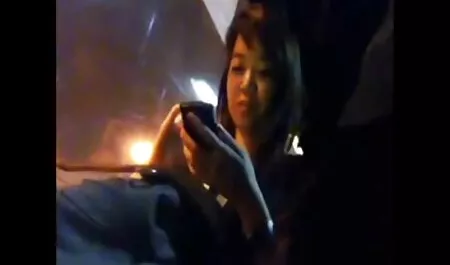 Sugerea babe ce sug pula penisului îl face pe bărbat să se trezească și să intre în gaura iubitului său.