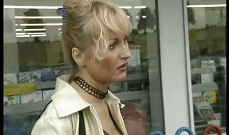 Prințesa dă o grase sexi muie pe genunchi.