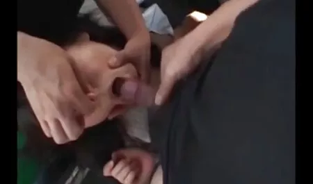 Un om dă prietena lui fete blonde goale cocoș negru pentru a suge și cum în fața ei.