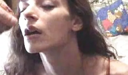 Fata cu corpul filme porno cu animale online gratis fragil schimba hainele într-o cabină