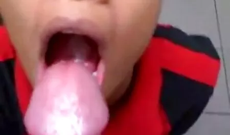 Darling silicon cu păsărică străpunsă, fime sexi plimbări rapide, lungi.