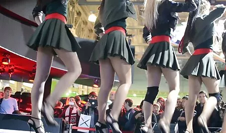 Un student cu o șosetă pe cap introduce romance amatoare xxx șuruburi ale unei femei mature în top 40 pe canapea și scaune.