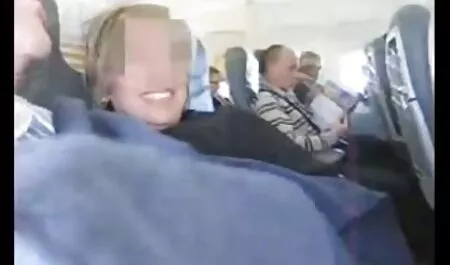 O tânără servitoare în ciorapi negri suge și indience sexi dă sex anal proprietarului canapelei.