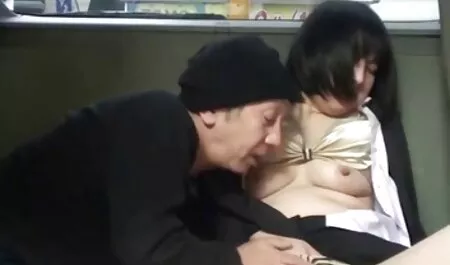 O fată neagră cu o nouă iubită a fost nenorocită de un tip puli in gura în sala de gimnastică.