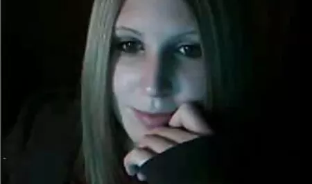 O fată slabă într-un filme porno cu anal dureros tricou alb și chiloți umedi cu apă în cadă este goală.