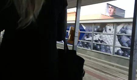 O bucată cu o pula mare are o gaură slabă în gaură xxx cu mosnegi și își rupe plasa strânsă.