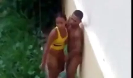 Blonda seducatoare, in negru, cu filmeporno zoo umflatura pe pat.