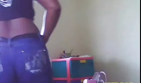 Fata se fute cu un deget, forțând-o să ejaculeze în xxx femei slabe fața webcam-ului