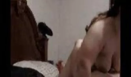Mama îmbrăcată în gri arată sânii mari ai bărbatului porno cu femei singure și i-a dat o muie.