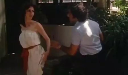 Proprietarul casei introduce lungimea penisului în futaiuri cu doctorite pălăria servitoarei cu o rochie scurtă