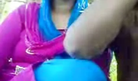 Grăsime din Asia, cu o grosime de sân așezat pe podea și joacă xxx fete cu fete 