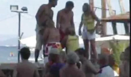 O porno cu fete bete femeie tânără cu sânii mici a venit de la universitate și degetele bate în baie.