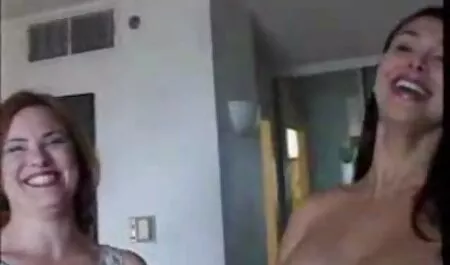 Hahal bâjbâie o futai cu mame grase fată care iubește să folosească un vibrator și gingii pe fața păpușii