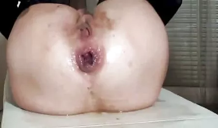 O o baba se masturbeaza tânără care se spală goală în baie.