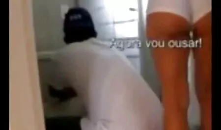 Blonda care serveste niste barbati, le xxx intre femei suge