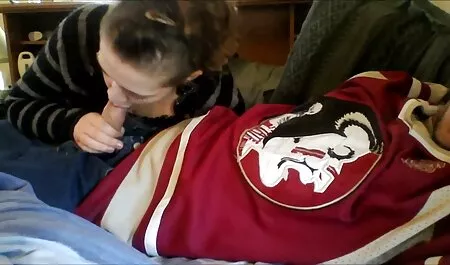 În fața unui prieten, o tânără fată futute de negri japoneză mângâie vaginul ei singur