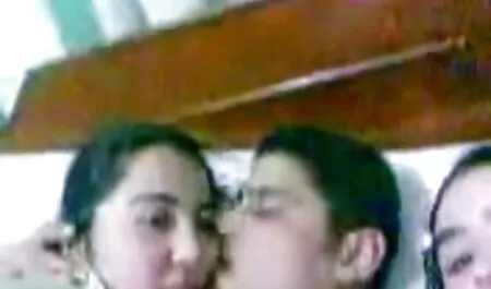 Slab fata culcat filme porno in pozitia 69 pe pat cursei pizde