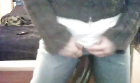 Latina cu ciorapi negri blocat în dormitor și degetele trimite cu degetul pe masă grase sexi