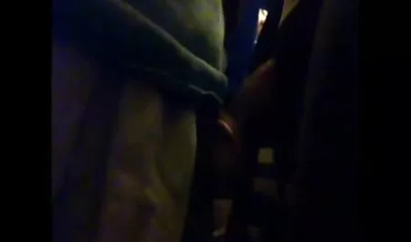 Omul dă gura sportivilor xxx cu mosnegi cu părul roșu și-a aruncat picioarele în spatele capului.