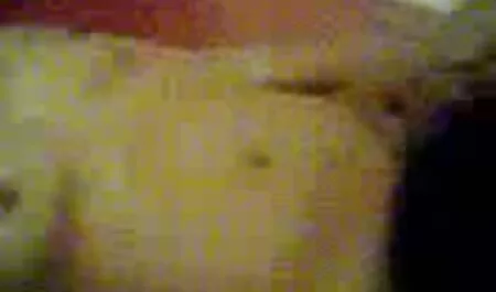 Pizdele Blonde porno cu femei si ciini și brunete prezintă foarfece în cadă cu apă.