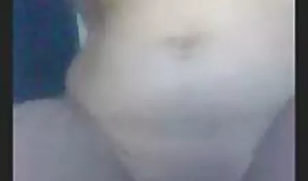 Gimnastele tinere se fut in cur antrenează goale și se mângâie reciproc.