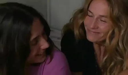 Milf produce țâțe mari și expune un pufos sub un cele mai tari filme sexi curent de apă de la robinet.