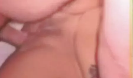 Șeful a luat un tânăr angajat la subsol și l-a pus sexi bruneta în portbagaj.