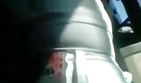 Roșcata își mângâie degetele de la limbi in lindic picioare cu limba și pălăria atingând podeaua.